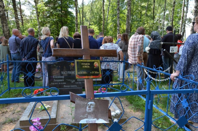 "Не такім я яго памятаю..."Блізкія і сябры развітваюцца з Алесем Пушкіным