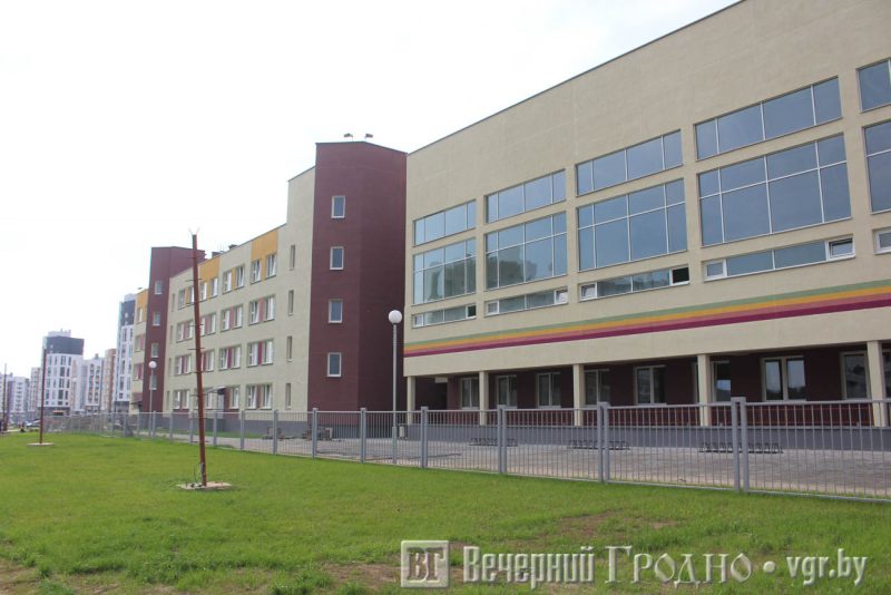 Скоро сдадут крупнейший строительный объект в Гродненской области: это школа-гигант в Грандичах