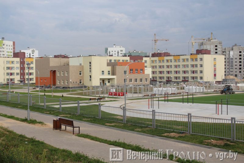 Скоро сдадут крупнейший строительный объект в Гродненской области: это школа-гигант в Грандичах