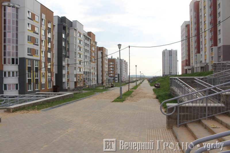 Скоро сдадут крупнейший строительный объект в Гродненской области: это школа-гигант в Грандичах