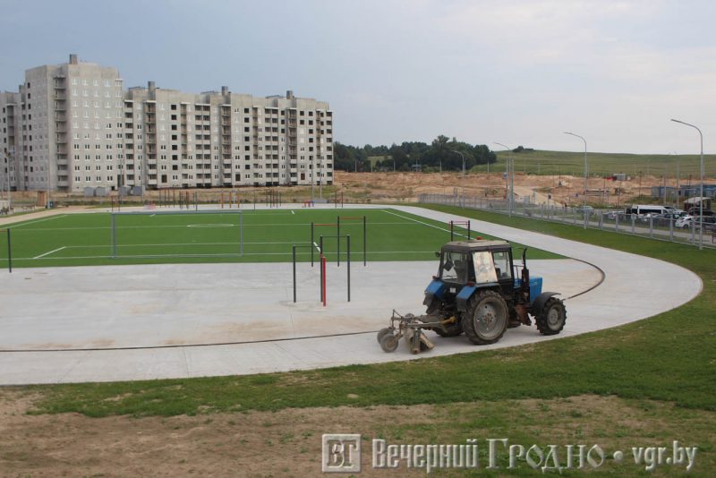 Скоро сдадут крупнейший строительный объект в Гродненской области: это школа-гигант в Грандичах