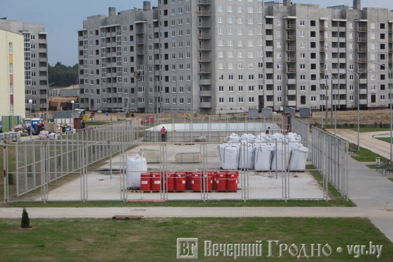 Скоро сдадут крупнейший строительный объект в Гродненской области: это школа-гигант в Грандичах