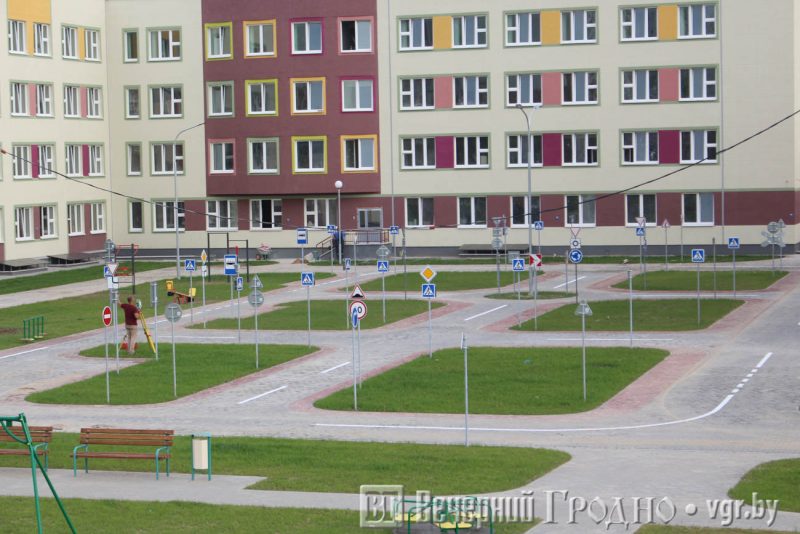 Скоро сдадут крупнейший строительный объект в Гродненской области: это школа-гигант в Грандичах