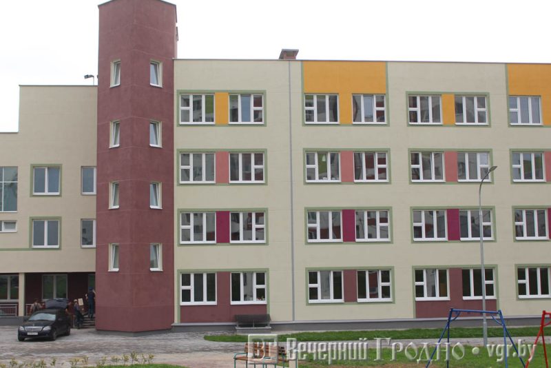 Скоро сдадут крупнейший строительный объект в Гродненской области: это школа-гигант в Грандичах