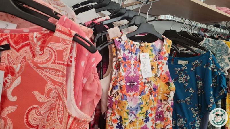 Платья на витрине в магазине секондхенд