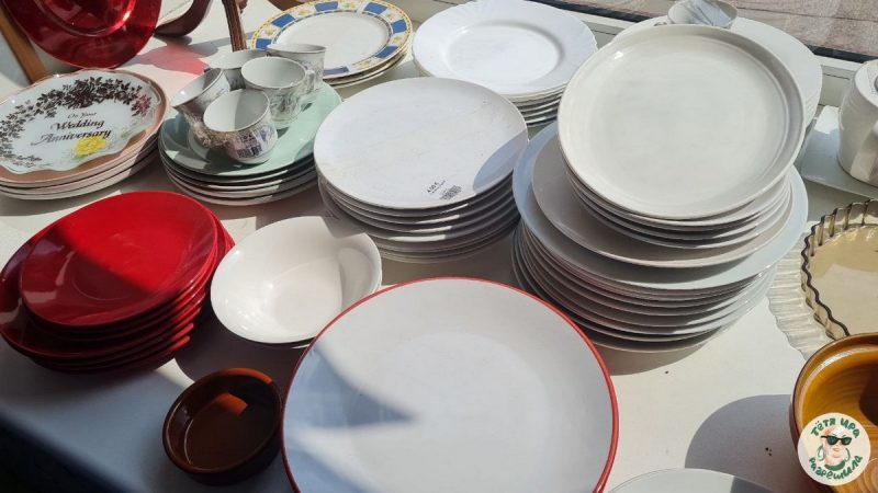 Посуда в магазине секондхенд