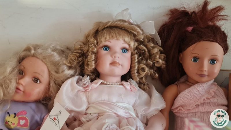 Куклы в магазине секондхенд