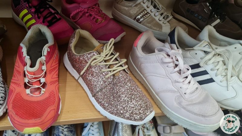 Обувь на полке магазина секондхенд