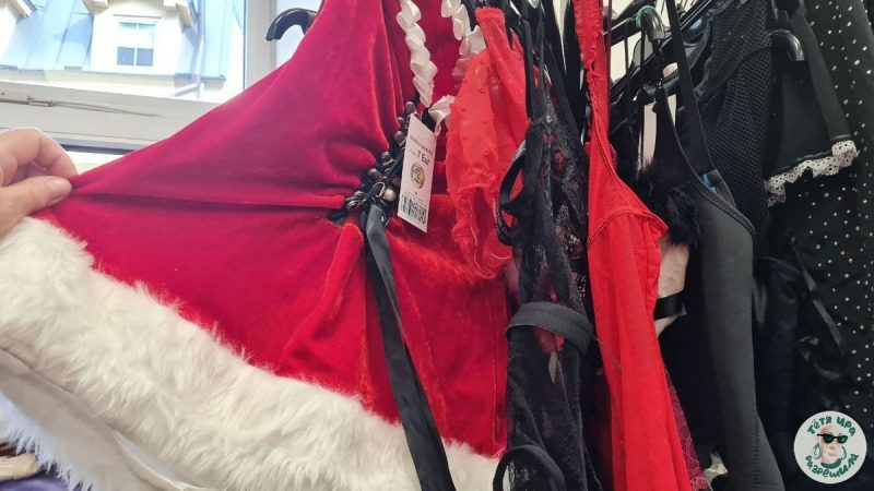 Одежда в магазине секондхенд