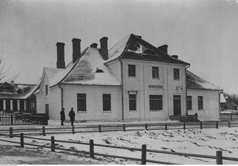 В Новогрудке, где нет железной дороги, установили памятник паровозу. Объясняем, откуда он там