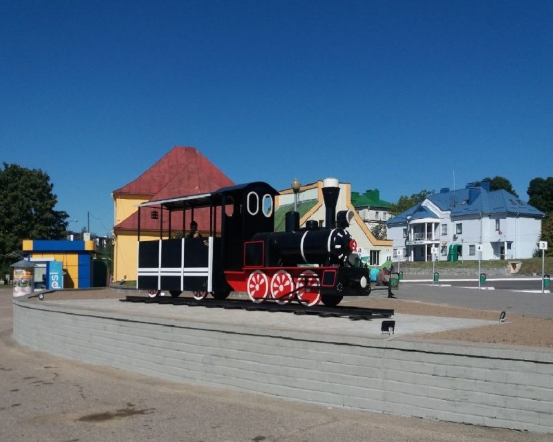 В Новогрудке, где нет железной дороги, установили памятник паровозу. Объясняем, откуда он там