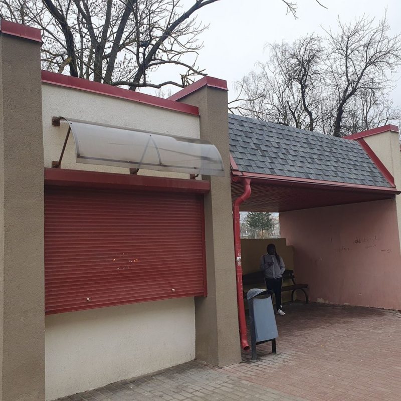 Сдают в аренду киоски у парка Жилибера. Раньше там была хотдожня и киоск с разной мелочью