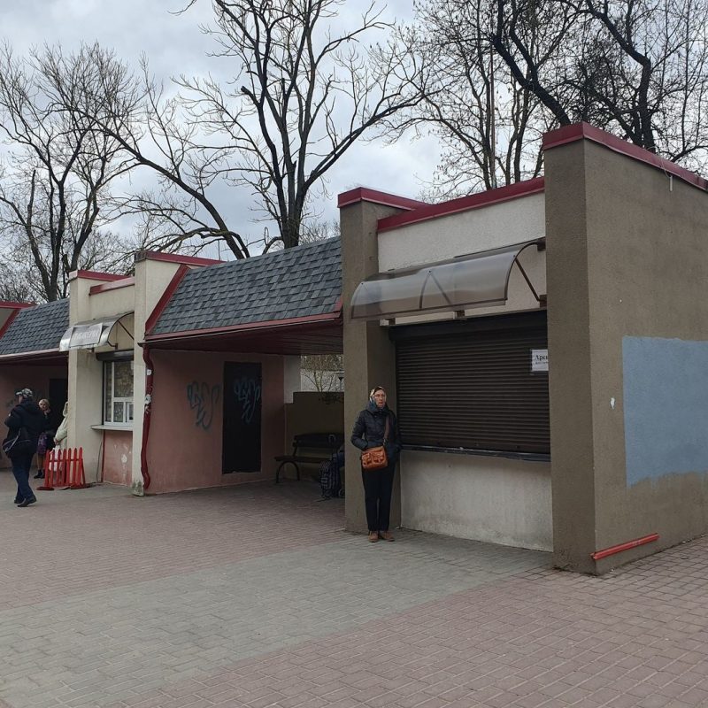 Сдают в аренду киоски у парка Жилибера. Раньше там была хотдожня и киоск с разной мелочью