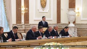 У школе ў Грандзічах будзе лінгафонны кабінет. Для яго закупляюць шмат камп'ютараў Міністр адукацыі Беларусі Андрэй Іванец хоча прымусіць платнікаў адпрацоўваць размеркаванне