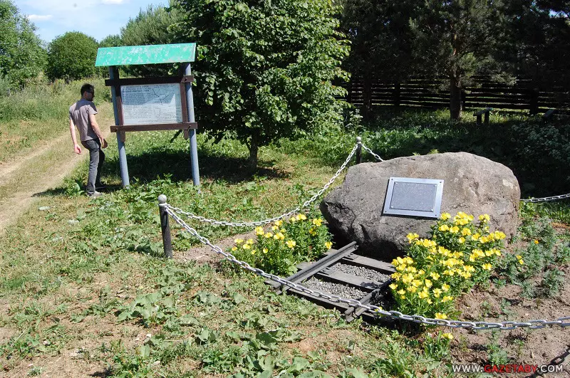 В Новогрудке, где нет железной дороги, установили памятник паровозу. Объясняем, откуда он там