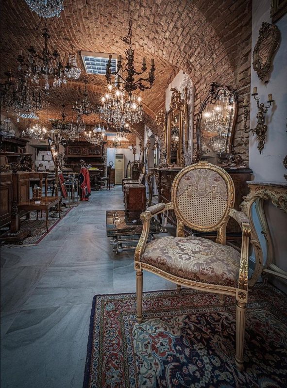 Новый антикварный магазин открылся в Гродно: смотрите, какую винтажную мебель там продают