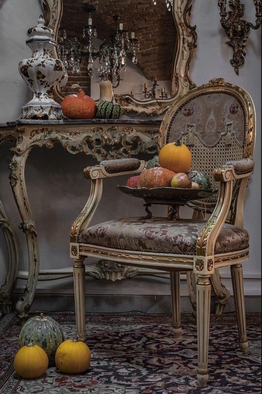 Новый антикварный магазин открылся в Гродно: смотрите, какую винтажную мебель там продают