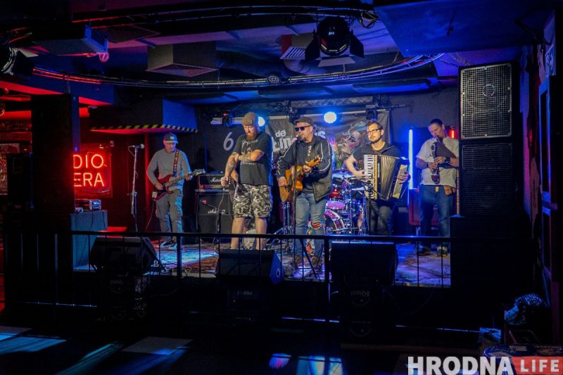 “Лажаць нельга, бо тут усе свае”. Гродзенскія Dzieciuki упершыню за тры гады выступілі ў Беластоку (ФОТА)