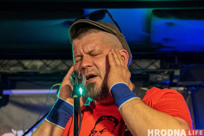 “Лажаць нельга, бо тут усе свае”. Гродзенскія Dzieciuki упершыню за тры гады выступілі ў Беластоку (ФОТА)