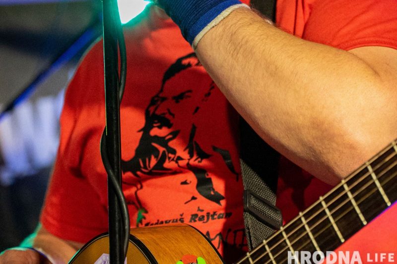 “Лажаць нельга, бо тут усе свае”. Гродзенскія Dzieciuki упершыню за тры гады выступілі ў Беластоку (ФОТА)