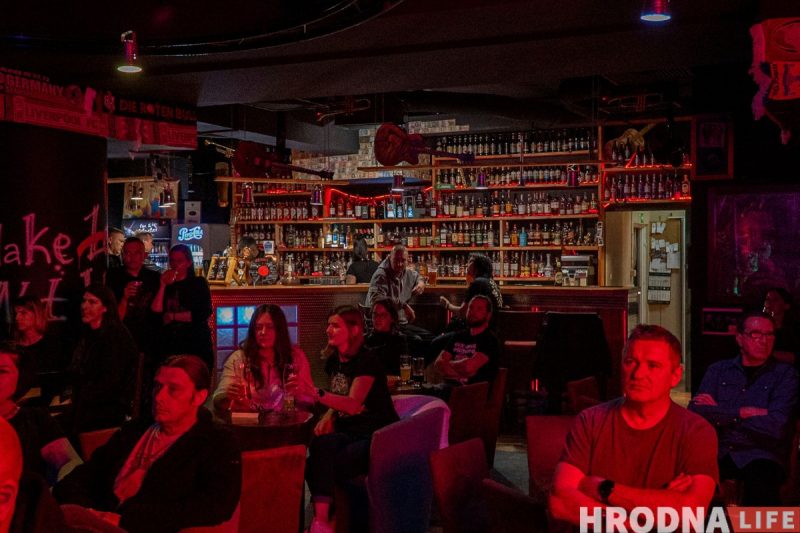 “Лажаць нельга, бо тут усе свае”. Гродзенскія Dzieciuki упершыню за тры гады выступілі ў Беластоку (ФОТА)