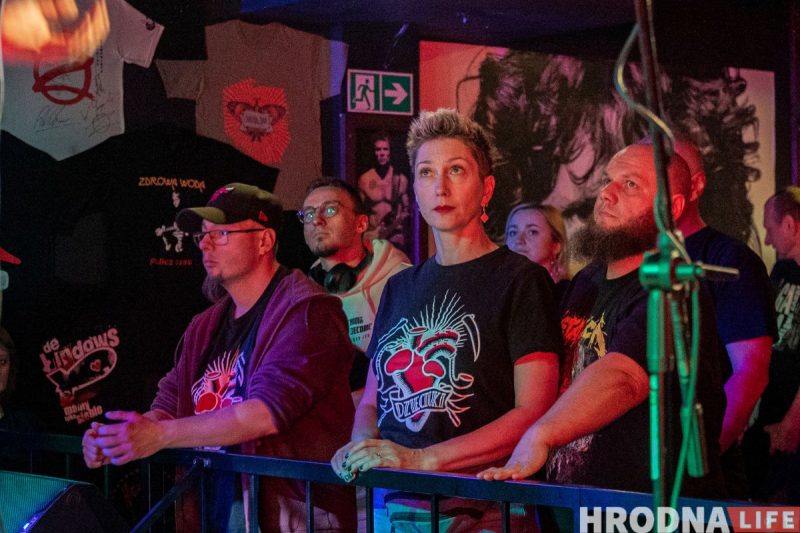 “Лажаць нельга, бо тут усе свае”. Гродзенскія Dzieciuki упершыню за тры гады выступілі ў Беластоку (ФОТА)