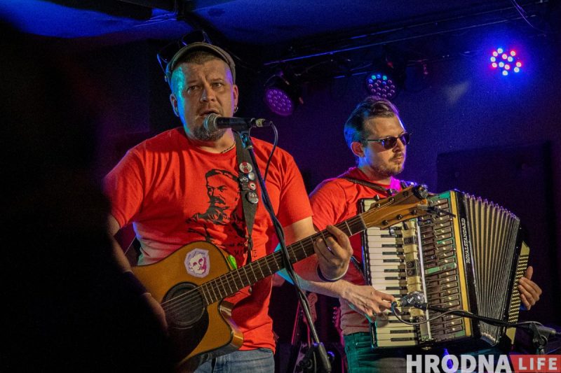 “Лажаць нельга, бо тут усе свае”. Гродзенскія Dzieciuki упершыню за тры гады выступілі ў Беластоку (ФОТА)