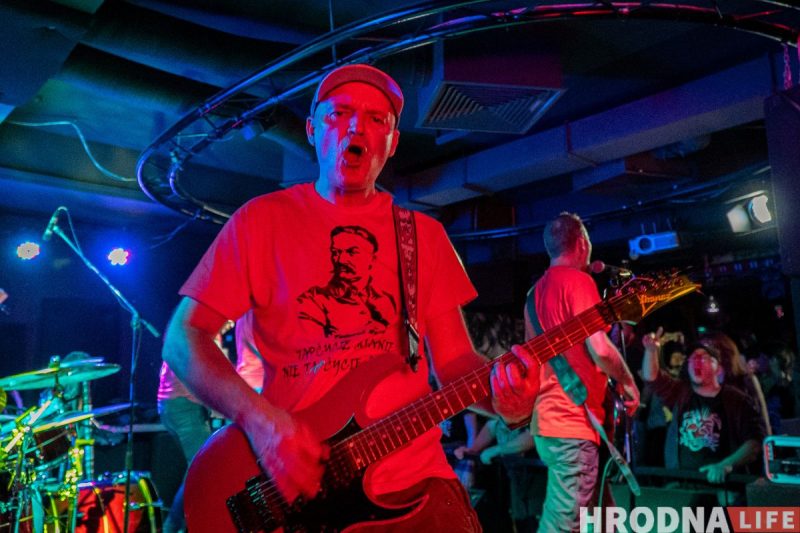 “Лажаць нельга, бо тут усе свае”. Гродзенскія Dzieciuki упершыню за тры гады выступілі ў Беластоку (ФОТА)