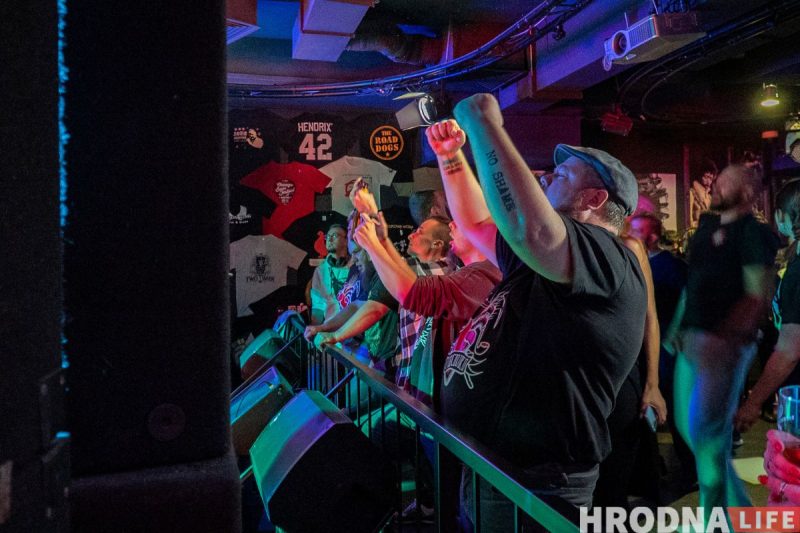 “Лажаць нельга, бо тут усе свае”. Гродзенскія Dzieciuki упершыню за тры гады выступілі ў Беластоку (ФОТА)