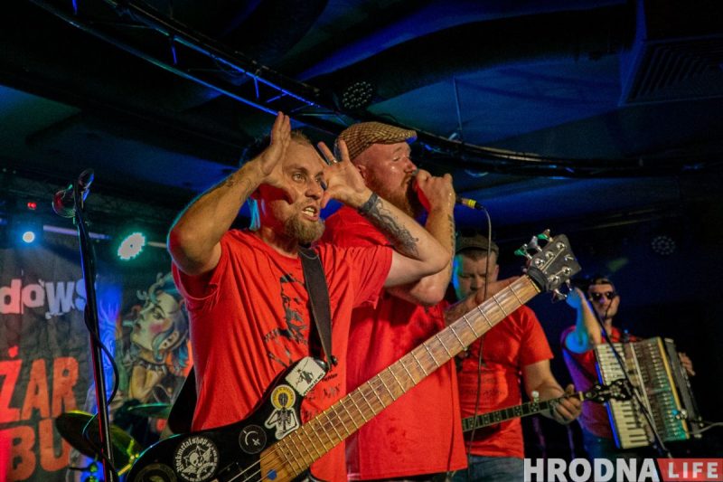 “Лажаць нельга, бо тут усе свае”. Гродзенскія Dzieciuki упершыню за тры гады выступілі ў Беластоку (ФОТА)