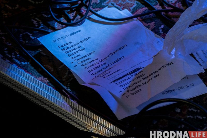 “Лажаць нельга, бо тут усе свае”. Гродзенскія Dzieciuki упершыню за тры гады выступілі ў Беластоку (ФОТА)