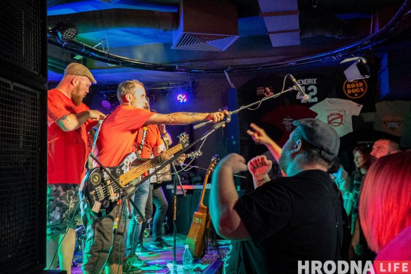 “Лажаць нельга, бо тут усе свае”. Гродзенскія Dzieciuki упершыню за тры гады выступілі ў Беластоку (ФОТА)