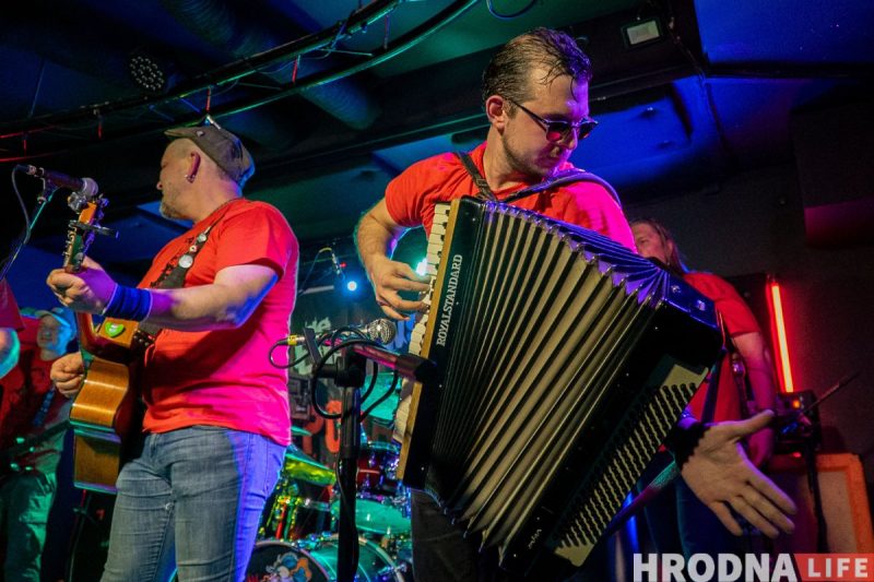 “Лажаць нельга, бо тут усе свае”. Гродзенскія Dzieciuki упершыню за тры гады выступілі ў Беластоку (ФОТА)