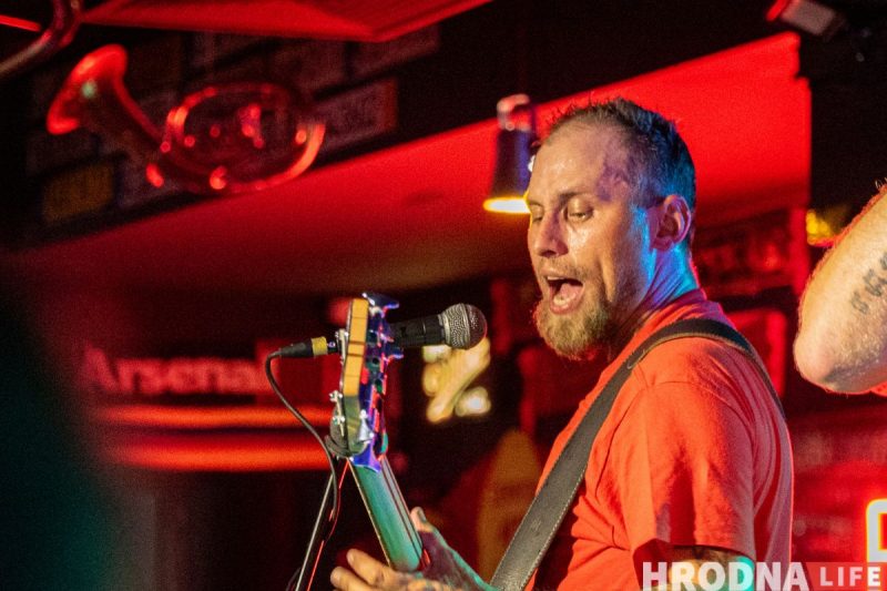 “Лажаць нельга, бо тут усе свае”. Гродзенскія Dzieciuki упершыню за тры гады выступілі ў Беластоку (ФОТА)