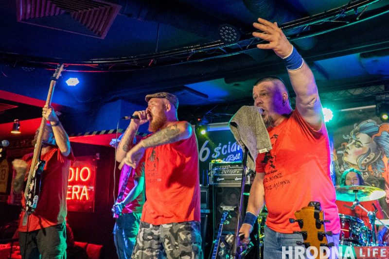 “Лажаць нельга, бо тут усе свае”. Гродзенскія Dzieciuki упершыню за тры гады выступілі ў Беластоку (ФОТА)