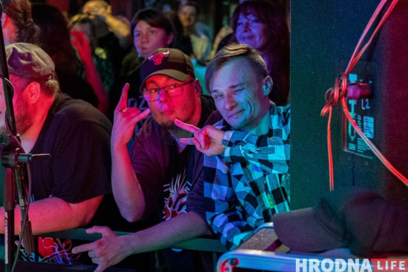 “Лажаць нельга, бо тут усе свае”. Гродзенскія Dzieciuki упершыню за тры гады выступілі ў Беластоку (ФОТА)