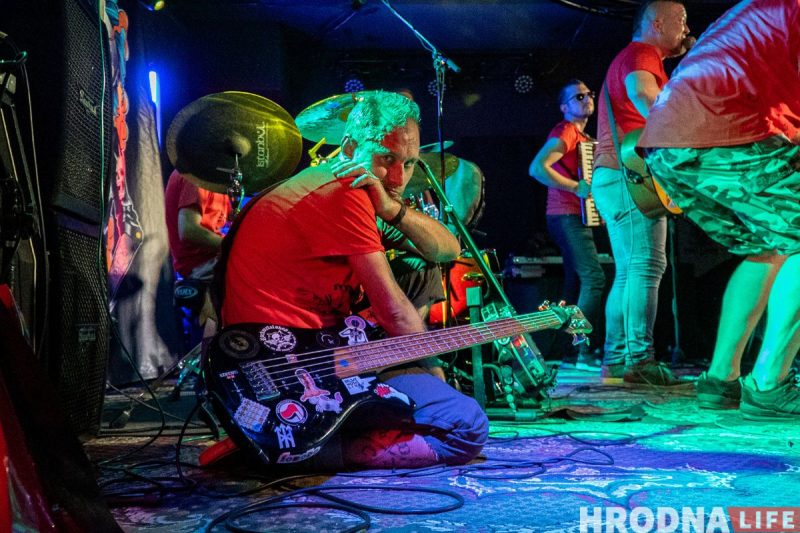 “Лажаць нельга, бо тут усе свае”. Гродзенскія Dzieciuki упершыню за тры гады выступілі ў Беластоку (ФОТА)