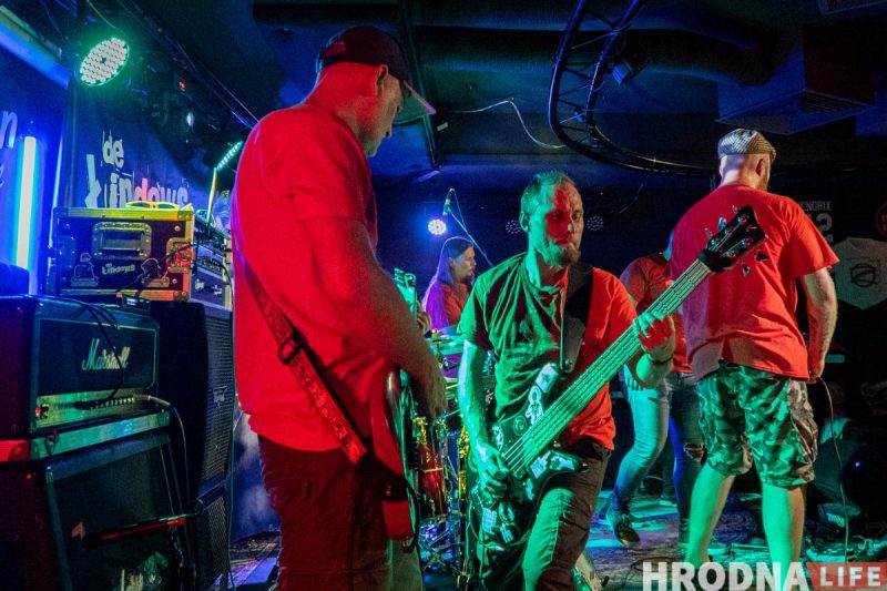 “Лажаць нельга, бо тут усе свае”. Гродзенскія Dzieciuki упершыню за тры гады выступілі ў Беластоку (ФОТА)