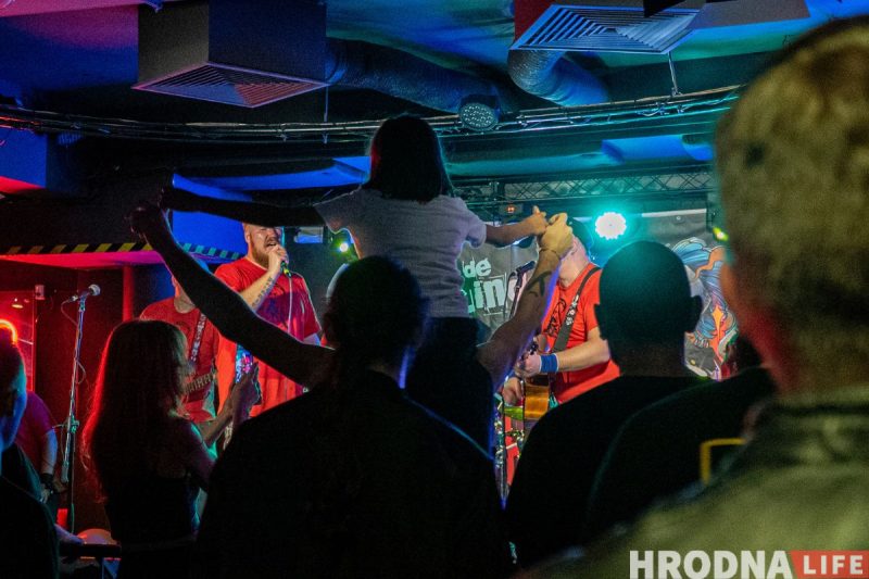 “Лажаць нельга, бо тут усе свае”. Гродзенскія Dzieciuki упершыню за тры гады выступілі ў Беластоку (ФОТА)