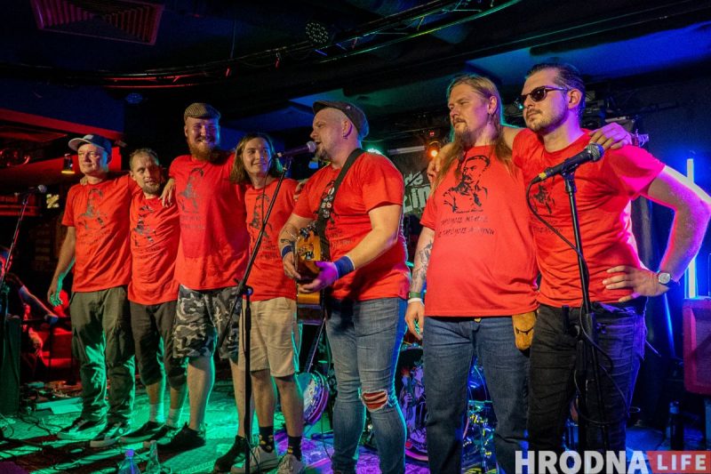 “Лажаць нельга, бо тут усе свае”. Гродзенскія Dzieciuki упершыню за тры гады выступілі ў Беластоку (ФОТА)