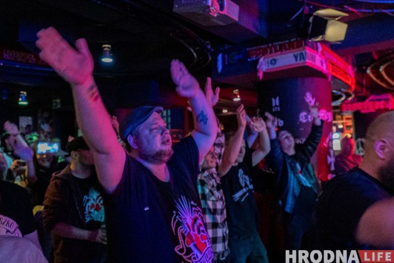 “Лажаць нельга, бо тут усе свае”. Гродзенскія Dzieciuki упершыню за тры гады выступілі ў Беластоку (ФОТА)