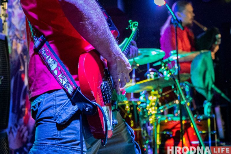 “Лажаць нельга, бо тут усе свае”. Гродзенскія Dzieciuki упершыню за тры гады выступілі ў Беластоку (ФОТА)