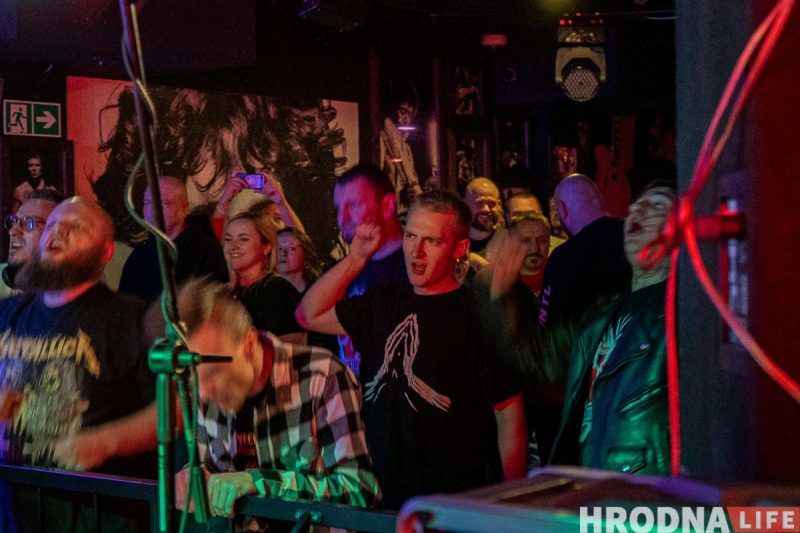 “Лажаць нельга, бо тут усе свае”. Гродзенскія Dzieciuki упершыню за тры гады выступілі ў Беластоку (ФОТА)