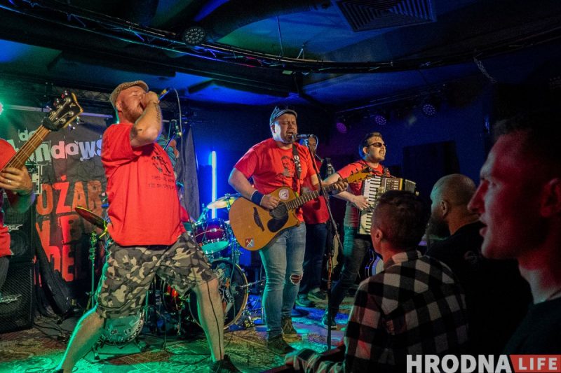 “Лажаць нельга, бо тут усе свае”. Гродзенскія Dzieciuki упершыню за тры гады выступілі ў Беластоку (ФОТА)