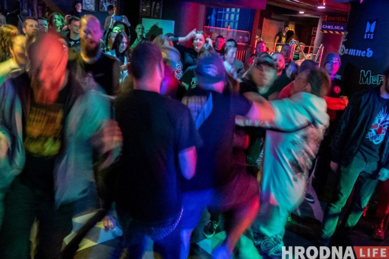 “Лажаць нельга, бо тут усе свае”. Гродзенскія Dzieciuki упершыню за тры гады выступілі ў Беластоку (ФОТА)