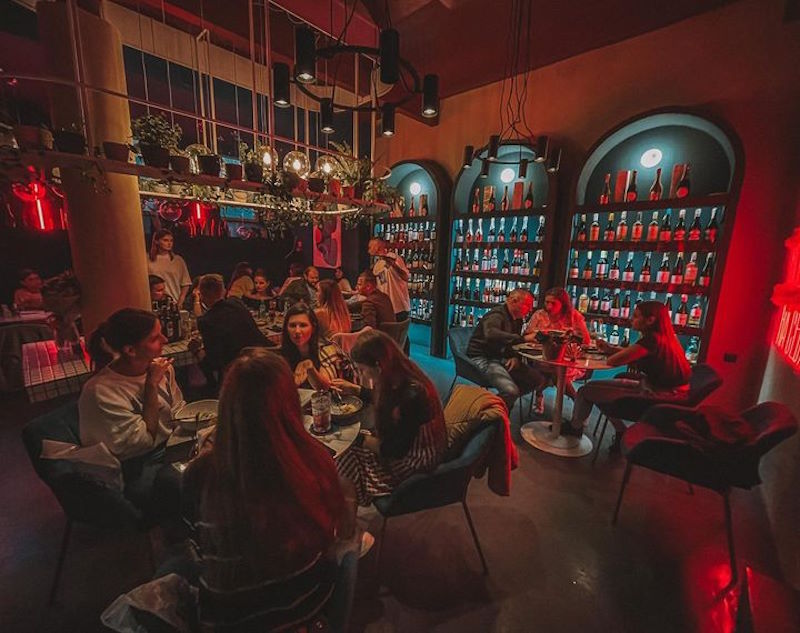 У Гродне зачыняецца папулярны вінны бар «Кей Бі»: распрадаюць посуд, кальяны і мэблю Вінны бар "Чырвоным па белым" ("Кей Бі"). Фота: instagram.com/kb.winery