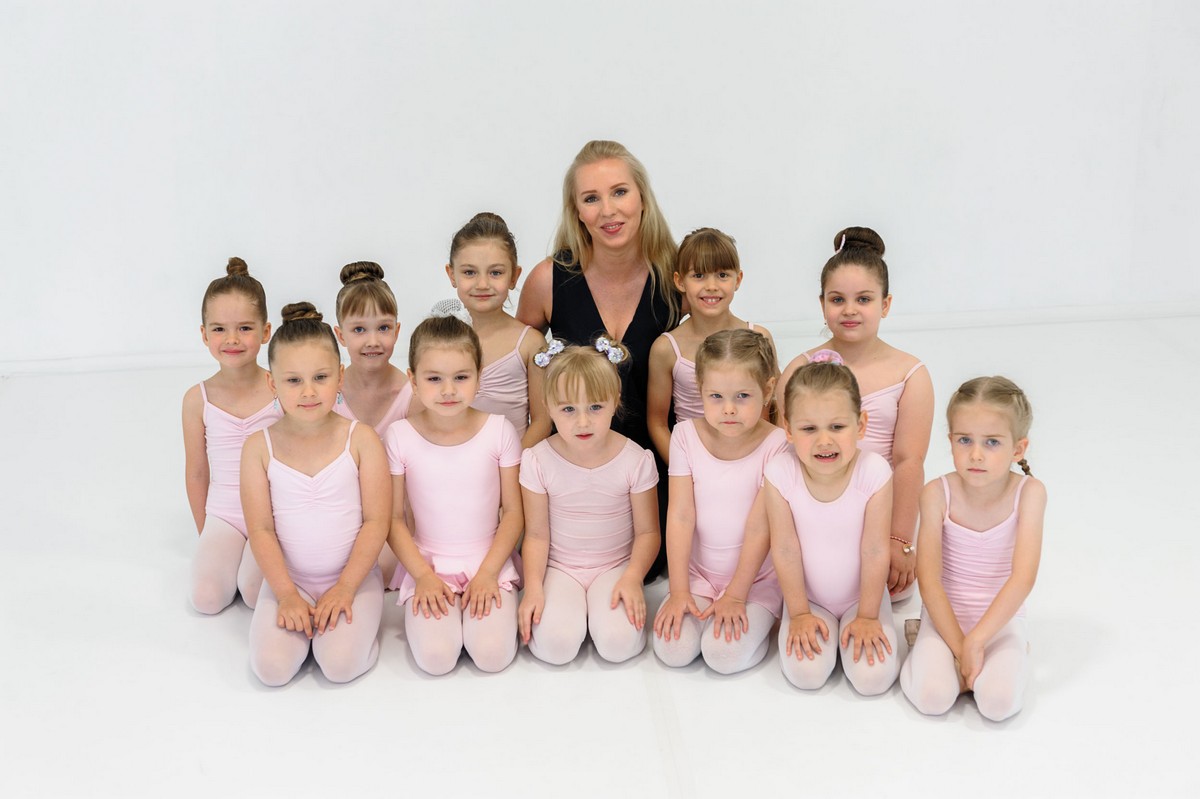 Хореографка Маргарита Кубенкевич с группой учеников школы "Javaryna Kids". Занятия школы проходят в Белорусском молодежном хабе