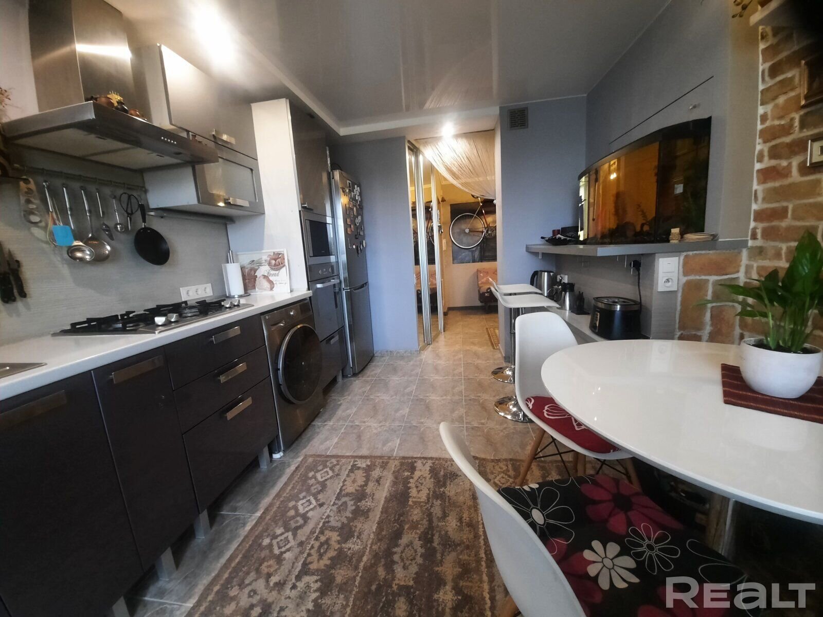 Стол у кватэры на Дзевятоўцы