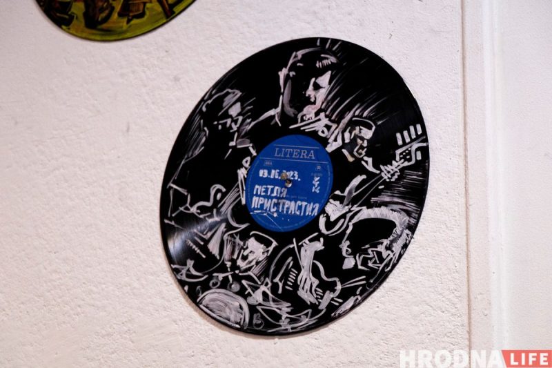 “Ёсць пагорак, з якога бачна Брэст”. Гродзенскі мастак-эмігрант паехаў у Цярэспаль, каб намаляваць Беларусь - і зрабіў выставу