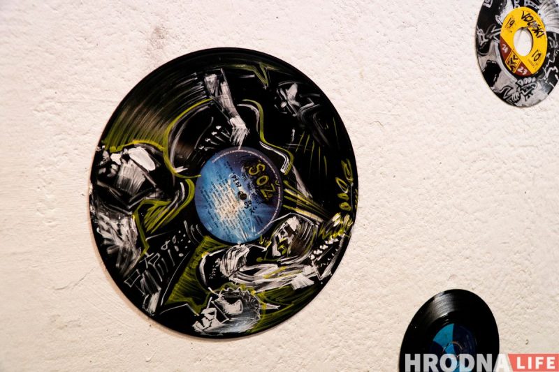 “Ёсць пагорак, з якога бачна Брэст”. Гродзенскі мастак-эмігрант паехаў у Цярэспаль, каб намаляваць Беларусь - і зрабіў выставу